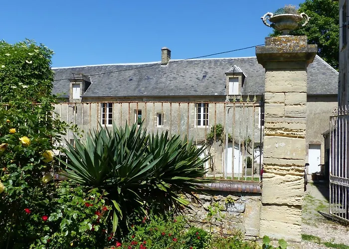 Les Escuries, Dependances Du Chateau * Commes