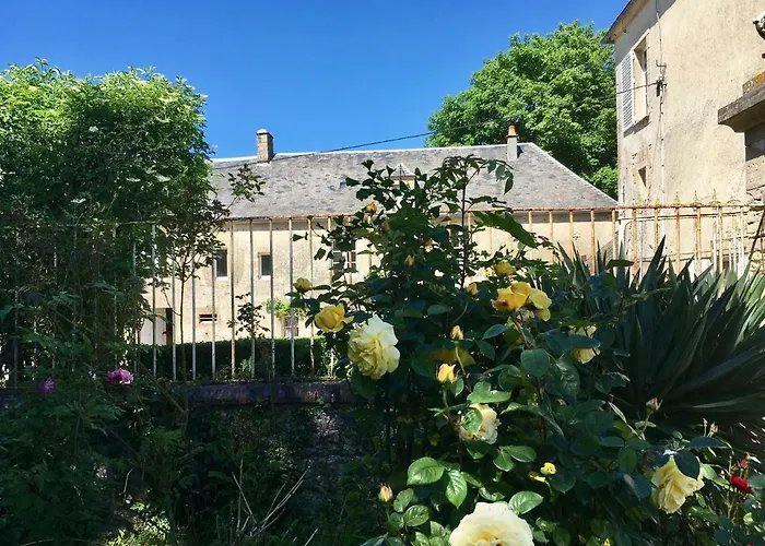 Les Escuries, Dependances Du Chateau Commes