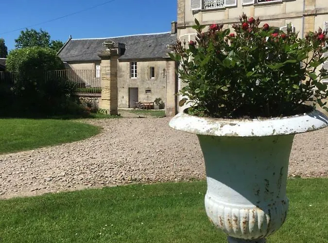 Les Escuries, Dependances Du Chateau * Commes