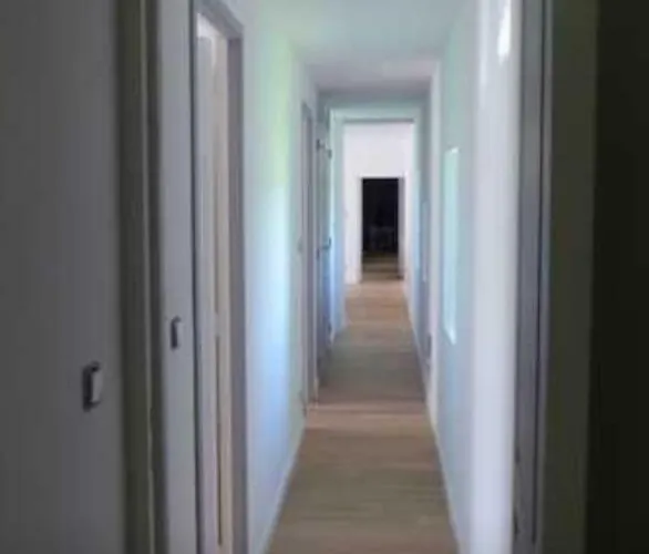 Les Escuries, Dependances Du Chateau * Commes