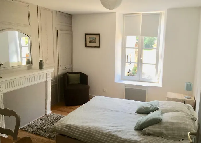 Les Escuries, Dependances Du Chateau Commes